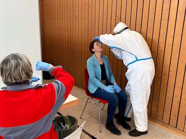 In  Gutach beim dritten Test nahm Karl...egleitpersonen einen Schnelltest vor.   | Foto: Urban Singler