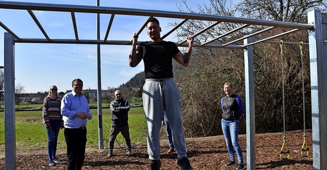 Der Initiator der Streetworkout-Sporta...im Beisein der Vertreter der Gemeinde   | Foto: Heinz und Monika Vollmar