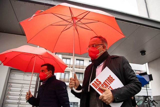 Die beiden SPD-Politiker Sascha Binder... dem Weg zu den Sondierungsgesprchen.  | Foto: Marijan Murat (dpa)