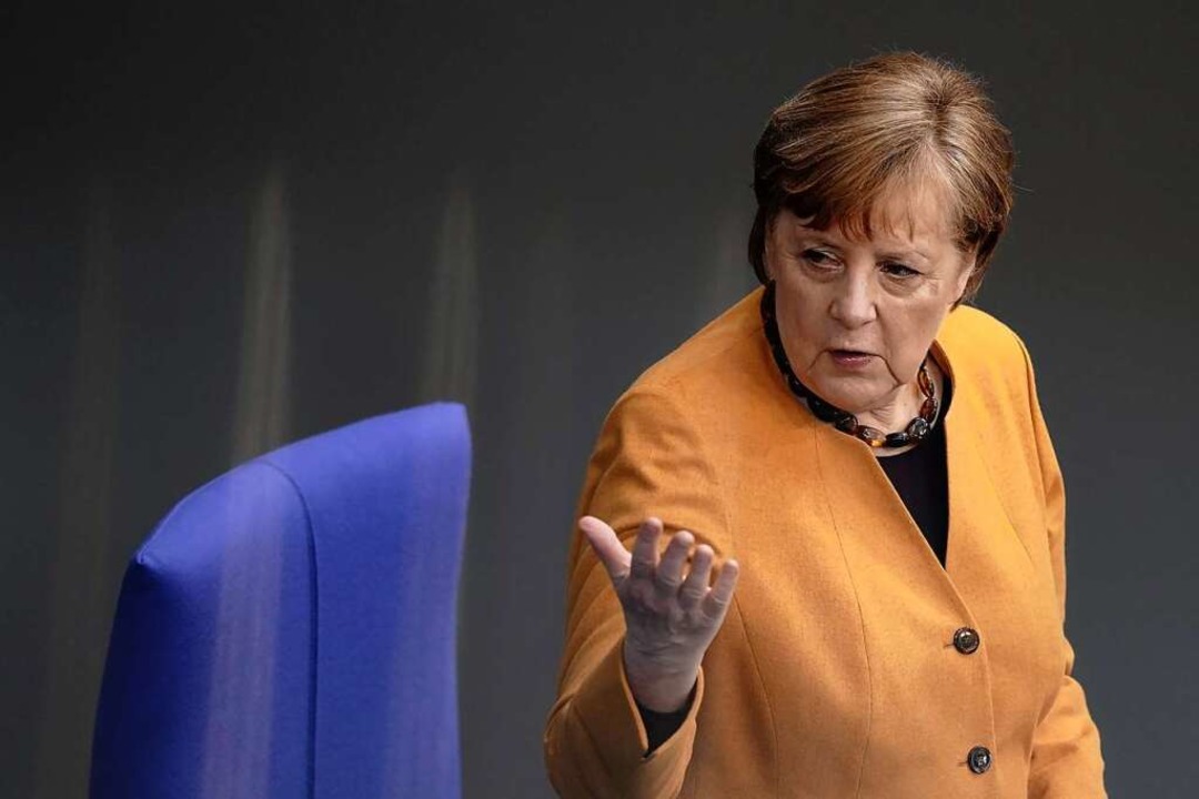 Im Bundestag muss  Kanzlerin Angela Me... Abgeordneten Rede und Antwort stehen.  | Foto: Kay Nietfeld (dpa)