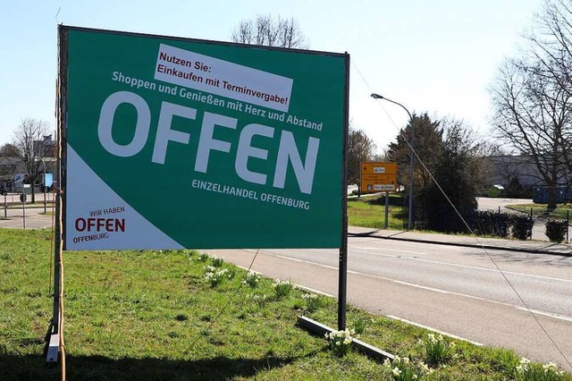 Auch der Aufkleber am Plakat beim Offe...len und abholen (Click &amp; Collect).  | Foto: Christoph Breithaupt