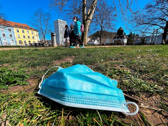 Weggeworfene Masken knnen fr Vgel zur Gefahr werden.  | Foto: Barbara Ruda