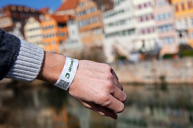 Ein Mann trgt in Tbingen ein Tagesticket-Armband.  | Foto: Christoph Schmidt (dpa)