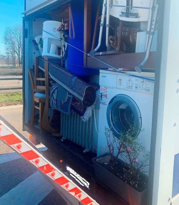 Da passt wohl kein Blatt Papier mehr z...lasters das Fahrzeug vllig berladen.  | Foto: Polizei