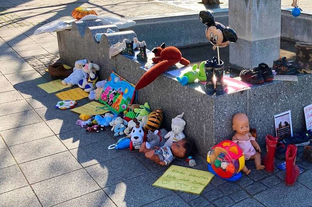 Spielzeug und Schuhe, aber auch Notizz... sich am Narrenbrunnen in Rheinfelden.  | Foto: Dora Schls