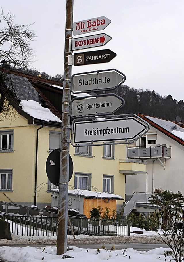 Ein Schild weist an der Klettgaustrae... zum Impfzentrum des Kreises Waldshut.  | Foto: Schlichter, Juliane