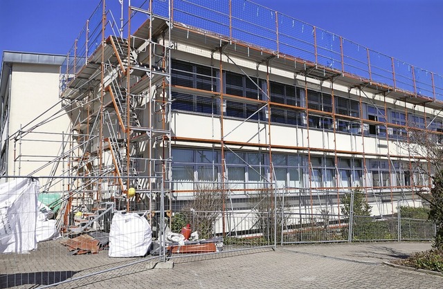 An der Hans-Thoma-Schule in Laufenburg... die Sanierungsarbeiten zgig weiter.   | Foto: Martin Kpfer