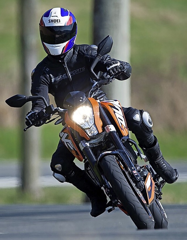 Ein Motorradfahrer legt sich in die  Kurve.  | Foto: Swen Pfrtner