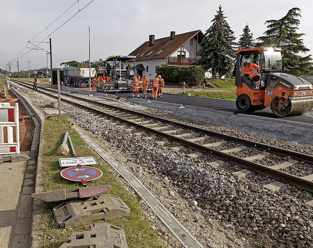 Der ungesicherte Bahnbergang an der B...tierarbeiten parallel zu den Gleisen.   | Foto: Martin Wendel