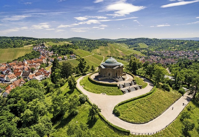 Die Grabkapelle auf dem Wrttemberg ist ein Highlight des Weinwanderweges.  | Foto: Jrgen Pollak (dpa)