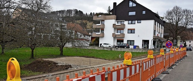 Pnktlich zur Apfelblte kommen neue Ruhebnke.  | Foto: Heinz und Monika Vollmar