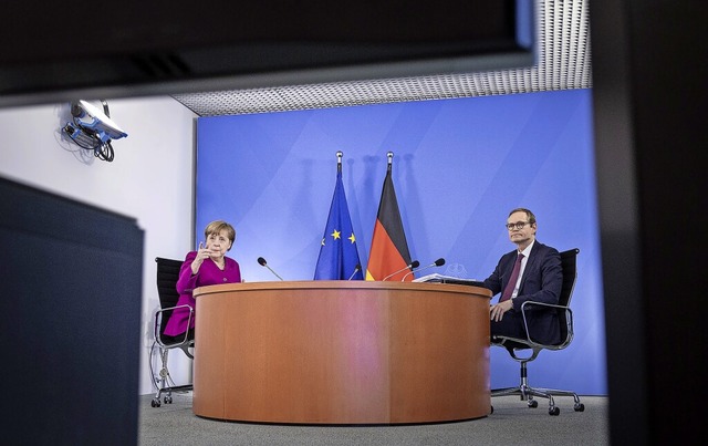 Kanzlerin Merkel und Berlins Regierend...ler bei der Videoschalte im Kanzleramt  | Foto: Guido Bergmann (dpa)