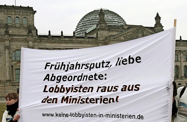 Kritik an intransparenter Lobbyarbeit ... Protestaktion vor dem Reichstag 2008.  | Foto: A3818 Klaus-Dietmar Gabbert