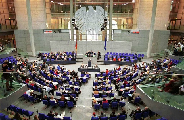 Im Plenum des Bundestags werden Gesetz...uch auerhalb des Parlaments genommen.  | Foto: Ulrich Baumgarten