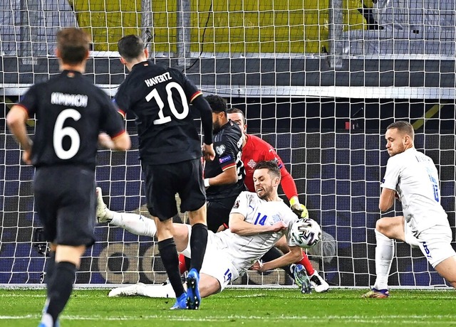 Schuss und Treffer: Kai Havertz (Numme...trifft zum 2:0 fr das deutsche Team.   | Foto: INA FASSBENDER (AFP)