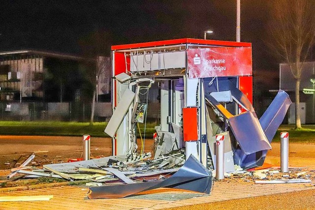 Unbekannte haben in Bruchsal (Kreis Karlsruhe) einen Geldautomaten gesprengt.  | Foto: Fabian Geier (dpa)