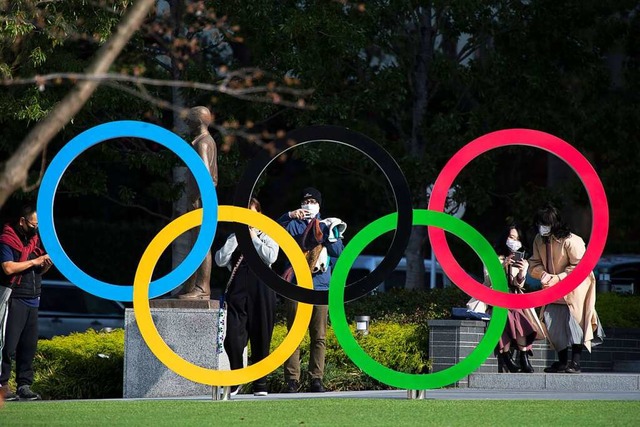 Die Olympischen Ringe vor dem Olympisc...aum vom 23.07. bis 08.08.2021 verlegt.  | Foto: Hiro Komae (dpa)