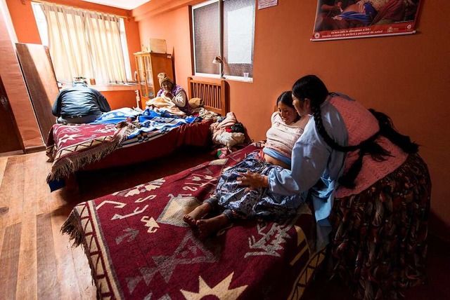 Tee, warme Worte, eine Massage fr den Bauch: Hebamme in Bolivien bei der Arbeit  | Foto: Javier Sauras