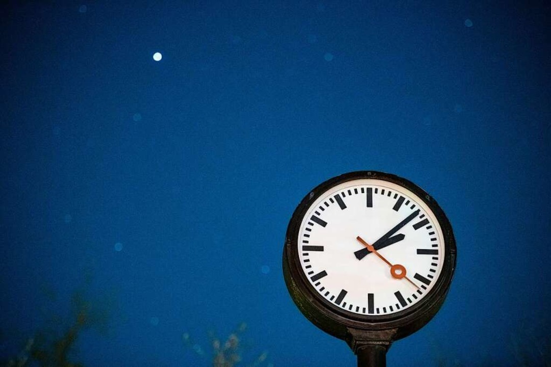 Wer hat an de Uhr gedreht, heit es in...acht von  Samstag auf Sonntag  wieder.  | Foto: Fabian Strauch (dpa)