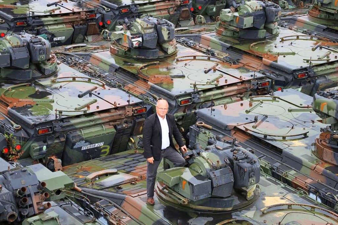 Peter Koch macht in Panzern. Auf seine...ensußra sammelt  sich das Kriegsgerät.  | Foto: Steve Przybilla