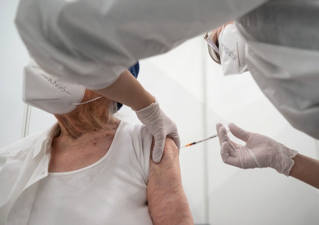 Der Arzt Gerhard Kienle wollte Seniore... einer Impfung verhelfen (Symbolbild)   | Foto: Marijan Murat (dpa)
