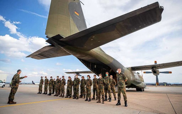 Generalstabsarzt Dr. Stefan Schmidt (l...al in der Corona-Pandemie untersttzt.  | Foto: Christoph Schmidt (dpa)