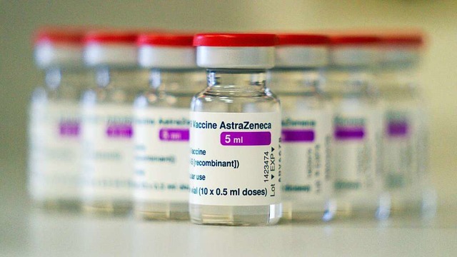 Der Impfstoff, der von der Firma Astra...llt wird, sorgte gerade fr Aufregung.  | Foto: Nicolas Armer (dpa)