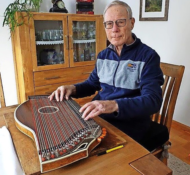 Robert Mayr kennt seit seiner Jugendze...rricht fr das Spielen auf der Zither.  | Foto: Brigitte Simon-Mayr