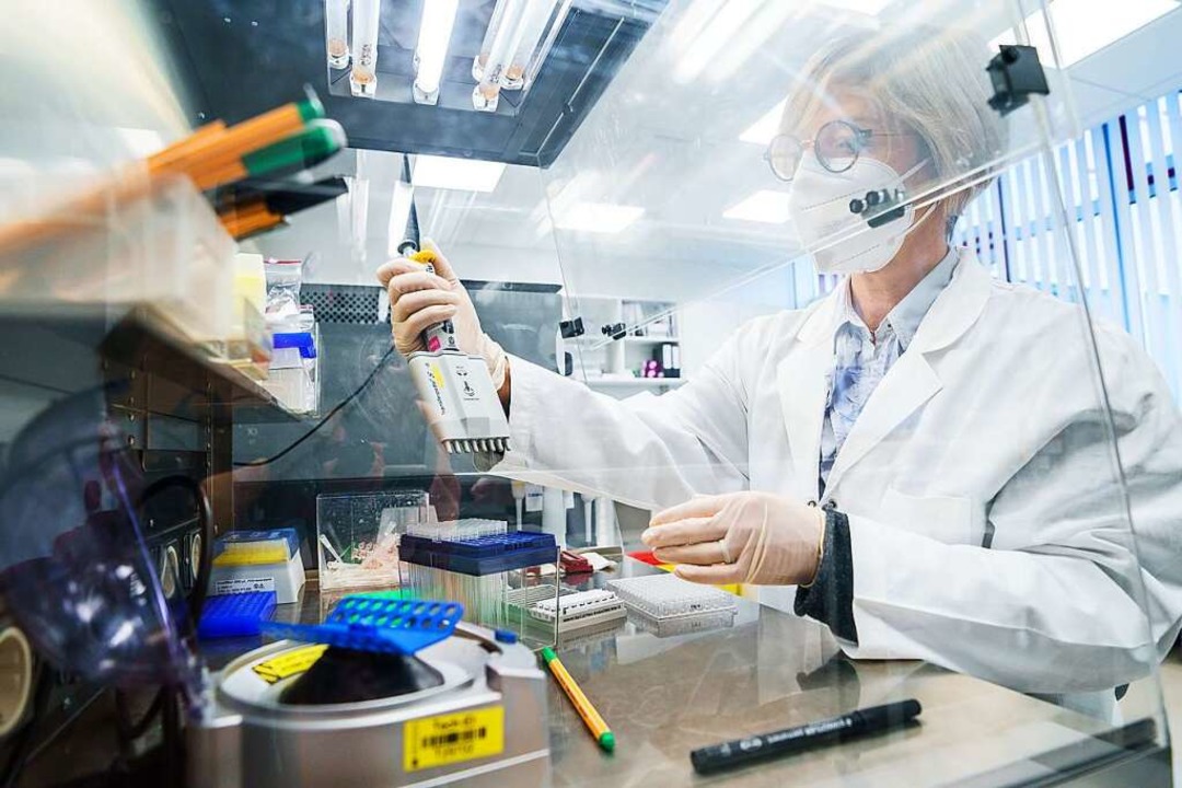 Sequenzierung im Labor: Hier werden di...anten des Coronavirus&#8217; bestimmt.  | Foto: Andreas Arnold (dpa)