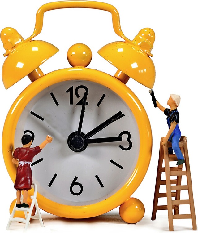 Die Uhr wird in der Nacht zum Sonntag ... Stunde  von 2 auf 3 Uhr  vorgestellt.  | Foto: JeanLuc (stock.adobe.com)