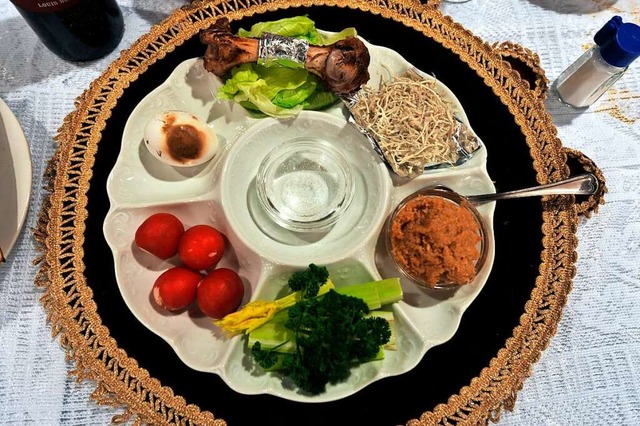 Das traditionelle jdische Fest wird m... Pessach-Mahl/Seder (Teller) erffnet.  | Foto: Rita Eggstein