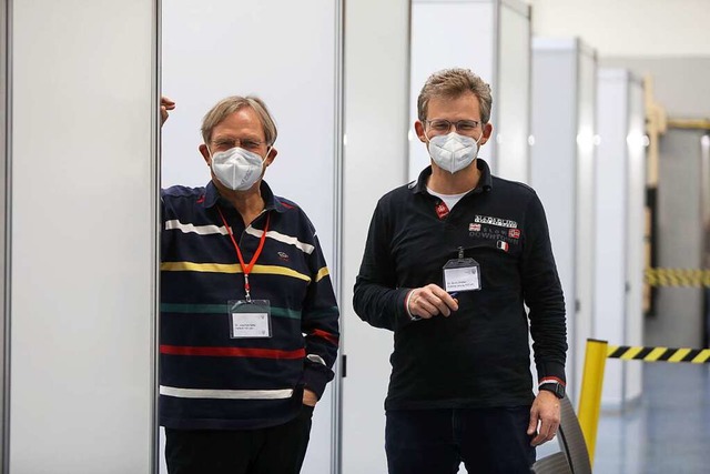 Die rzte Joachim Gtz (links) und Bor... Stimmung im Impfzentrum als sehr gut.  | Foto: Christoph Breithaupt