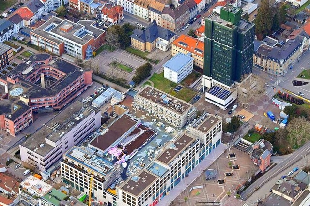 Alt und neu: Das Rathaus neben dem Wohn- und Geschftshaus &#8222;L&#8220;  | Foto: Erich Meyer