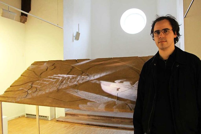 Pablo Zinser vor der Video-Installation whrend des Aufbaus der Ausstellung.  | Foto: Erich Krieger