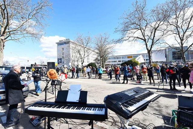 Demo und Gegendemo vor dem Pressehaus der Badischen Zeitung.  | Foto: Rita Eggstein