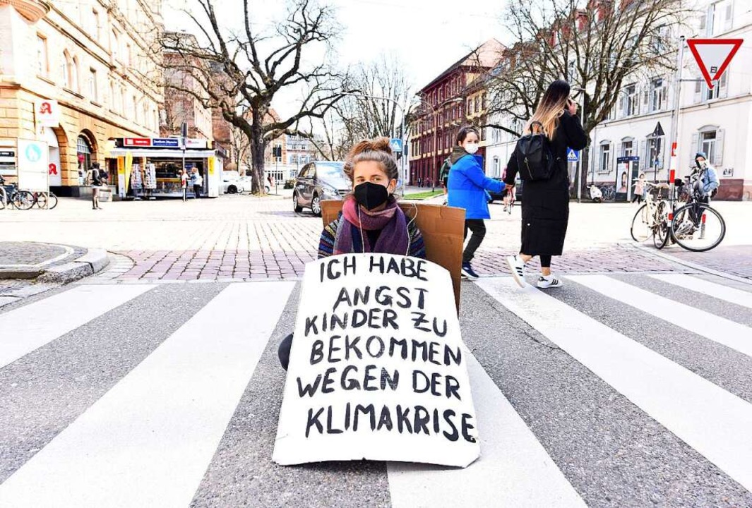 Eine Aktivistin von Extinction Rebellion am Holzmarkt.  | Foto: Rita Eggstein