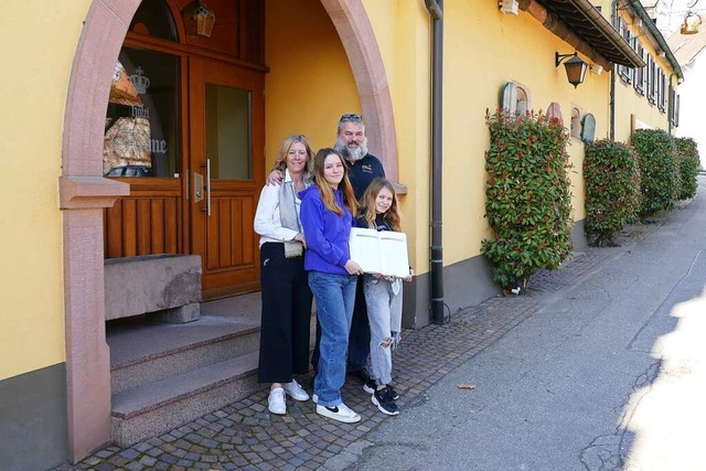 Leeres Reservierungsbuch: Daniela und ...n vor dem Gasthaus &#8222;Krone&#8220;  | Foto: Sattelberger