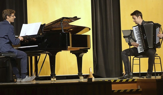 Der Akkordeonist Predrag Tomic und der... aus dem Saal der Musikschule Lrrach.  | Foto: Roswitha Frey