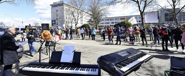 Demo und Gegendemo vor dem Pressehaus der Badischen Zeitung  | Foto: Rita Eggstein