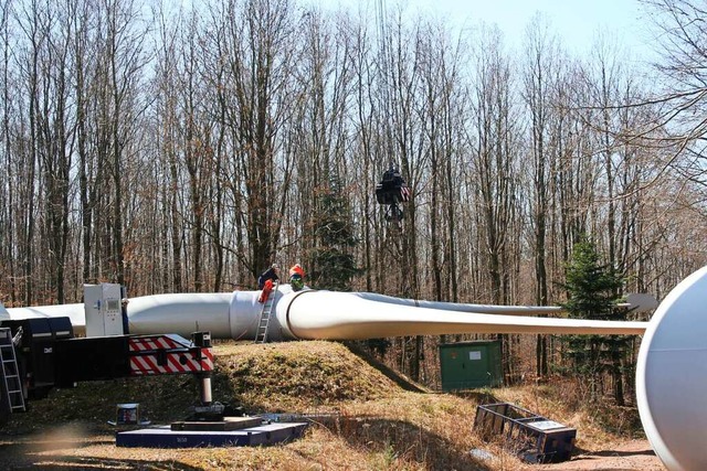 Der dreiflgelige Rotor liegt am Boden.  | Foto: Michael Masson