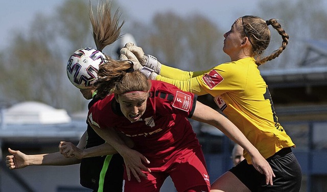 Mit vereinten Kräften versuchten  die ...min Pal  die Niederlage zu verhindern.  | Foto: Eibner Pressefoto/Michael Memmler via www.imago-images.de