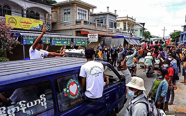 Konvoi mit dem Sarg eines getteten Demonstranten in  Kawthaung  | Foto: HANDOUT (AFP)