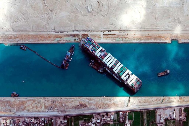 Das Frachtschiff steht im Suezkanal in der Nhe von Suez.  | Foto: maxar Technologies (dpa)