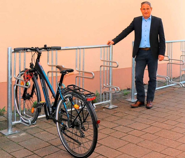 Wette verloren, Wettschulden  eingels...ntiert einen der neuen Fahrradstnder.  | Foto: Stadt Schopfheim