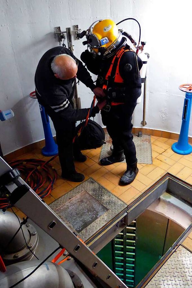 Dieses Archivbild zeigt einen Taucher vor dem Einsatz im Tiefbrunnen  | Foto: Helmut Seller