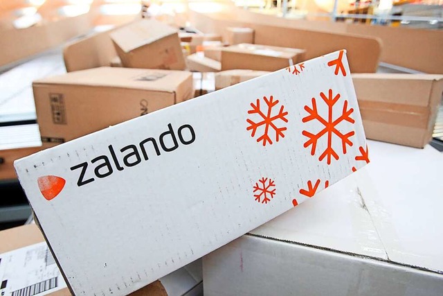 Es brummt bei Zalando: Unzhlige Paket...ch das in Lahr auf dem Flugplatzareal.  | Foto: Bodo Marks (dpa)