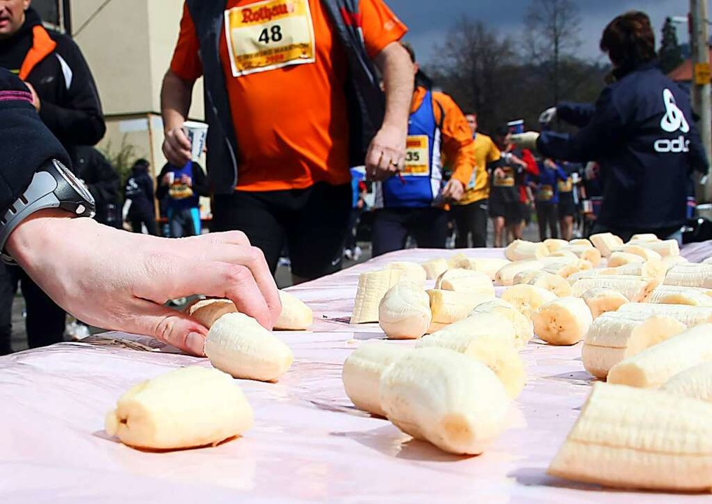 Bananen sind fr die Lufer beim Freib...athon die ideale Strkung auf dem Weg.  | Foto: Patrick Seeger