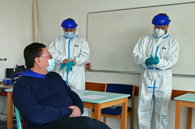 Ein Klassenzimmer im GBG wurde zum Cor...Test von Rektor Volker Habermaier vor.  | Foto: Verena Pichler