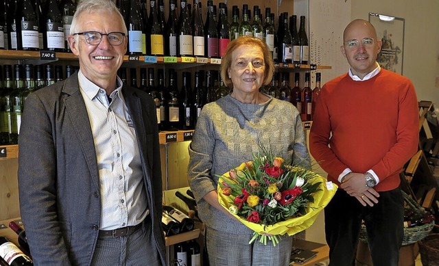 Die Geschftsfhrer der Partner-Winzer...en Andrea Wieler zum Abschied Blumen.  | Foto: Dorothee Philipp