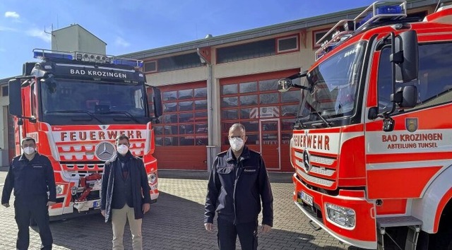 Freuen sich ber  neue Feuerwehrautos ...nd Abteilungskommandant Joachim Eisele  | Foto: Stadt Bad Krozingen